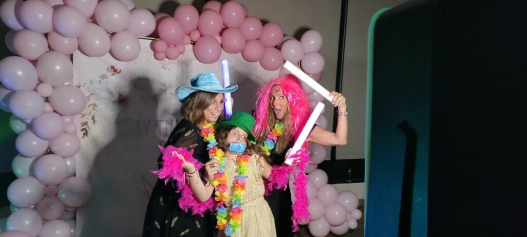 Un groupe d'enfant se prenant en photo déguisé devant le photobooth
