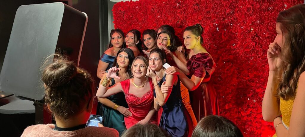 Les jeunes femmes. s'amusent avec notre Photobooth Photo sur Paris