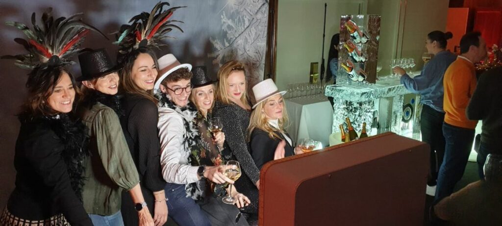 Photo d'un groupe pendant une soirée fantaisie