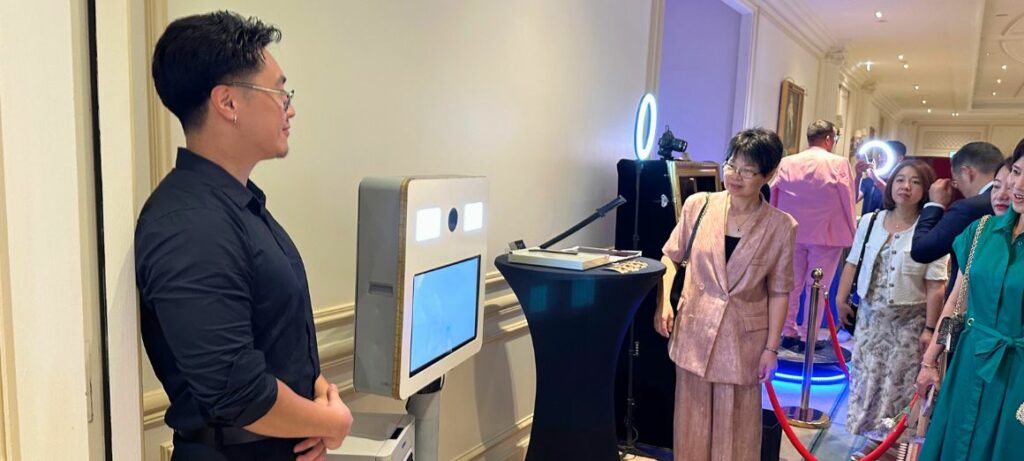 Les invités sont accompagnés par un animateur photobooth