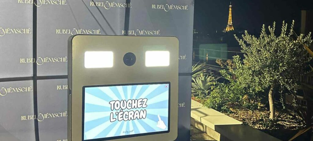 Photobooth classique avec vue sur la Tour Eiffel